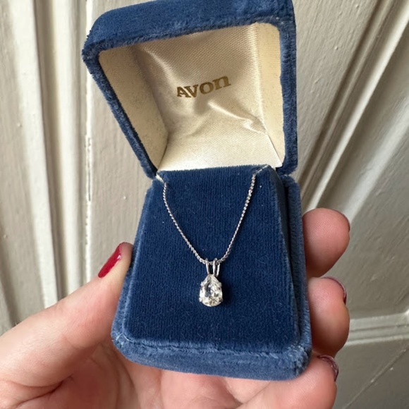 Avon Jewelry - Vintage Pear Shaped Pendant Necklace - Silvertone 18"
